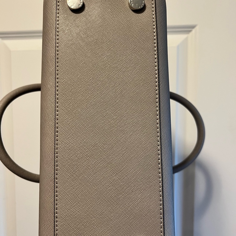 🩶 LIKE NEW 🩶 Michael Kors grey saffiano leather satchel with crossbody strap. - Picture 12 of 12